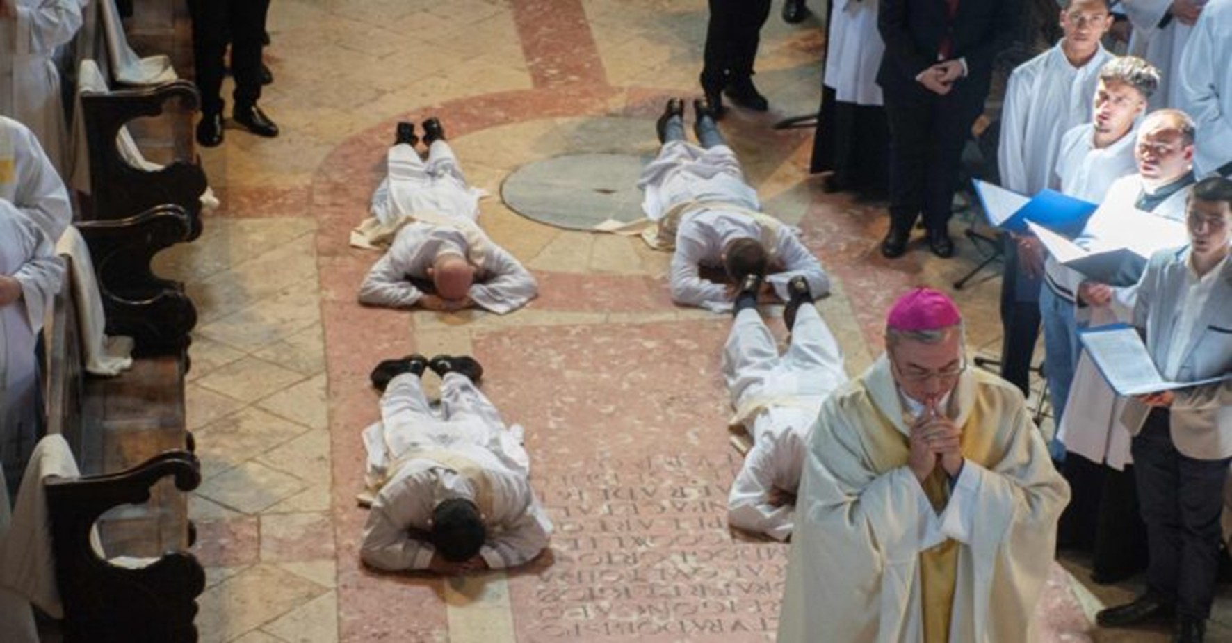 Corpo celebrante (3): prostrados e de joelhos
