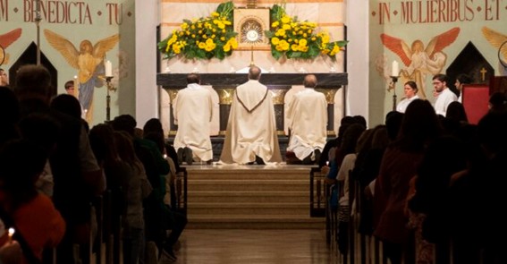 Corpo celebrante (4): de joelhos