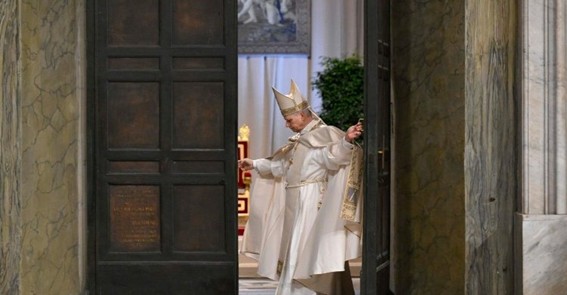 O Papa fecha a Porta Santa: é bom continuar a sermos peregrinos de esperança