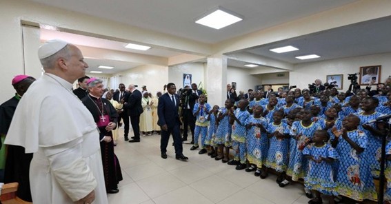 Papa visita orfanato: onde há sofrimento e injustiça, Deus está presente