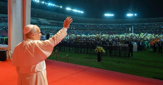 O Papa: a luz da caridade, cultivada nos lares e vivida na fé, pode transformar o mundo