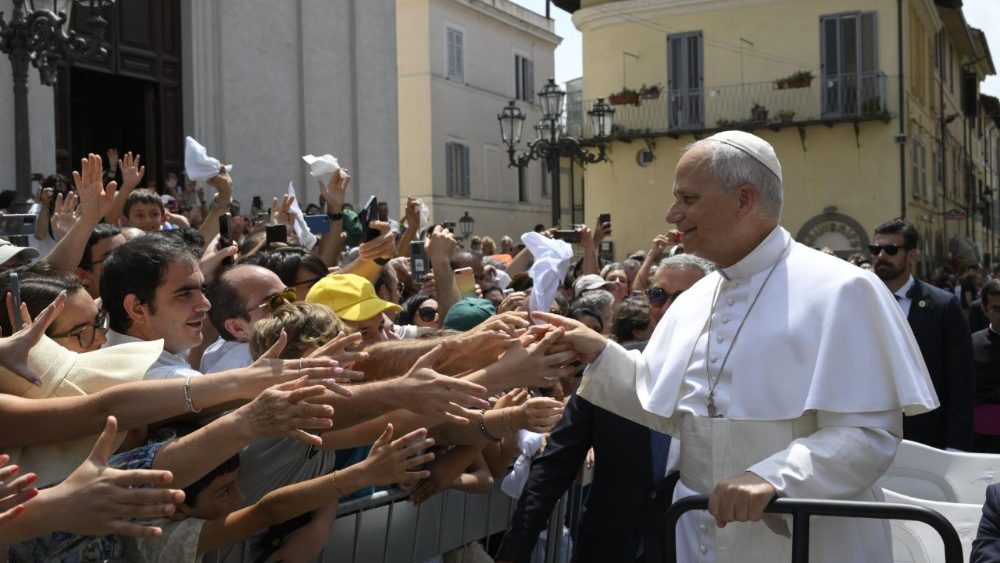 O Papa: a indústria do consumo envenena o coração. Deus nos abre à alegria