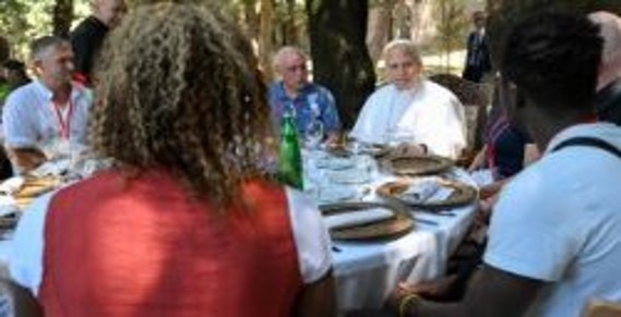 Papa almoça com os pobres: temos fome de justiça e de uma Igreja que acolha todos
