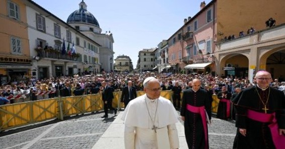 Angelus: Papa confia a Maria todos os povos necessitados de consolação