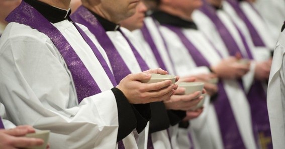 Católico contestador: antes de criticar um sacerdote, você estudou?